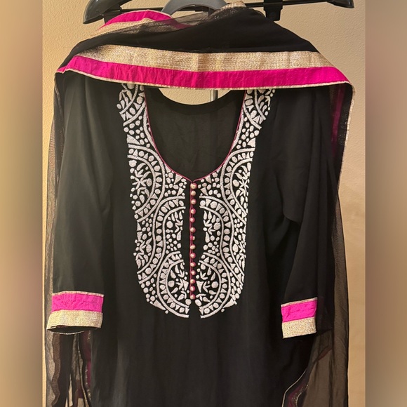 Pure georgette kurta with Pink and Gold Trim &soft net dupatta - Picture 8 of 13